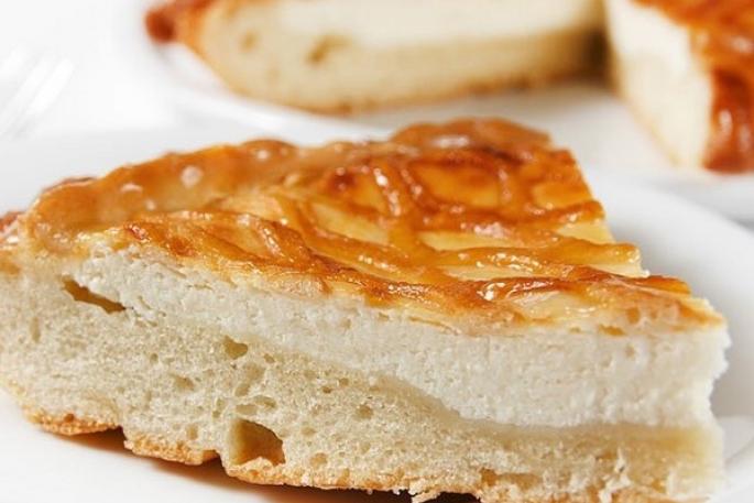 Пишний пиріг на кефірі з начинкою з сиру та яблук