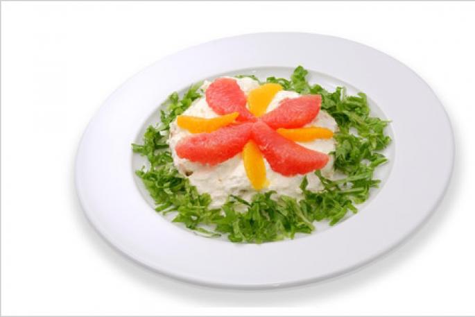 Dekoracija posuđa začinskim biljem.  Prelepe salate.  Aranžman salata i predjela.  Kako lijepo ukrasiti salate i grickalice povrćem, začinskim biljem, jajima, majonezom, ananasom?  Ukrasite zelenim lukom